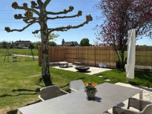 Garten nach Umbau neuer Sichtschutz, Sitzplatz, Bepflanzung, Beleuchtung und Travertin-Platten Richtung Lenzburg