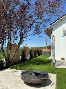 Garten nach Umbau neuer Sichtschutz, Sitzplatz, Bepflanzung, Beleuchtung und Travertin-Platten Richtung Schloss Wildegg