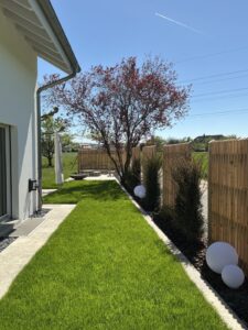 Garten nach Umbau neuer Sichtschutz, Sitzplatz, Bepflanzung, Beleuchtung und Travertin-Platten Richtung Lenzburg