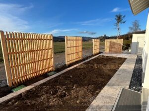 Garten während Umbau neuer Sichtschutz und Travertin-Platten Richtung Schloss Wildegg