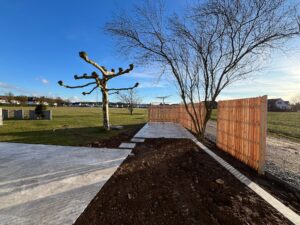 Garten während Umbau neuer Sichtschutz und Travertin-Platten Richtung Lenzburg